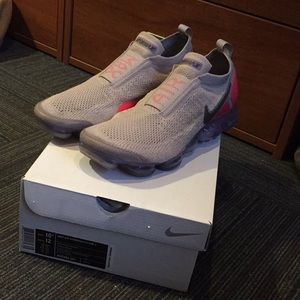 Nike Air Vapormax Moc 2 Moon Particle/Solar Red